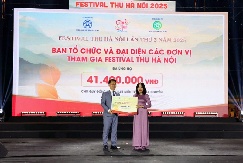 Tiếp nhận số tiền ủng hộ từ các đơn vị tham gia Festival