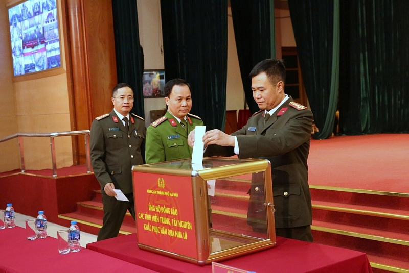 Cán bộ CATP quyên góp, ủng hộ đồng bào miền Trung - Tây Nguyên khắc phục hậu quả mưa lũ Cán bộ CATP quyên góp, ủng hộ đồng bào miền Trung - Tây Nguyên khắc phục hậu quả mưa lũ