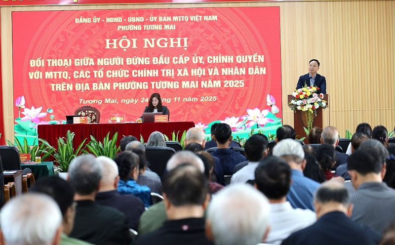 đồng chí Võ Xuân Trọng, Bí thư Đảng uỷ, Chủ tịch HĐND phường Tương Mai phát biểu kết luận hội nghị đồng chí Võ Xuân Trọng, Bí thư Đảng uỷ, Chủ tịch HĐND phường Tương Mai phát biểu kết luận hội nghị