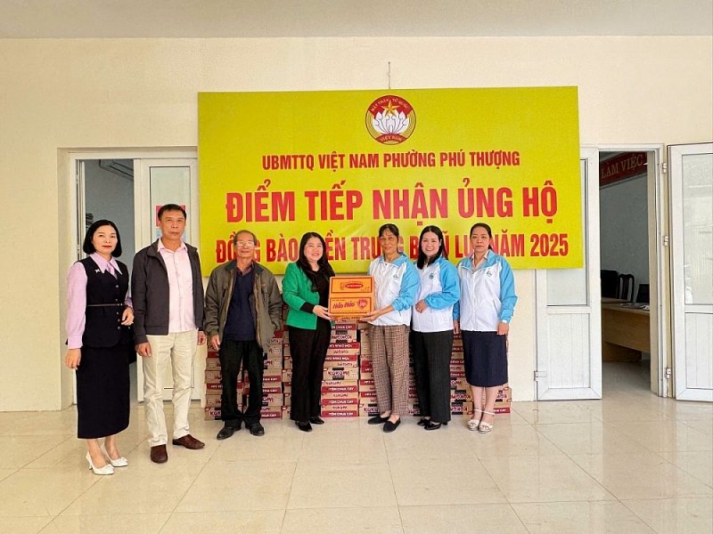Đại diện Ủy ban MTTQ Việt Nam phường Phú Thượng tiếp nhận ủng hộ gửi tới đồng bào vùng mưa, lũ.