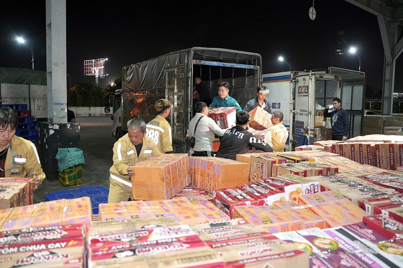 Hàng cứu trợ sẽ được chuyển đến người dân vùng lũ một cách sớm nhất