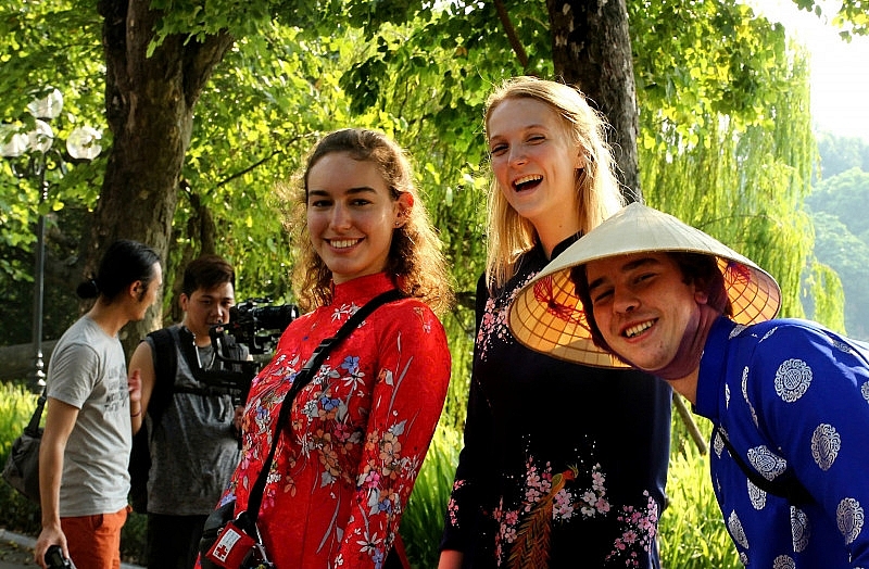 Khách quốc tế trong tà áo dài Việt