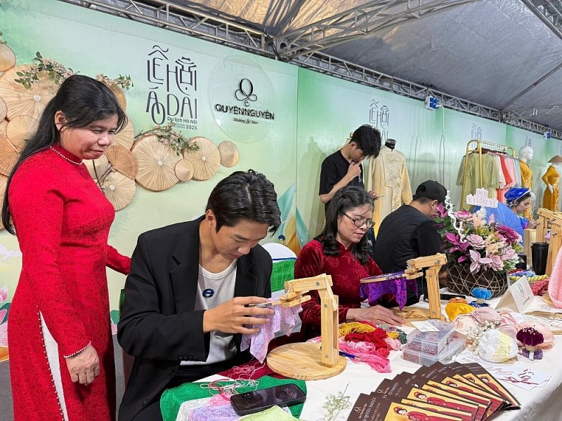 Các nghệ nhân thêu thủ công lên những tà áo dài truyền thống