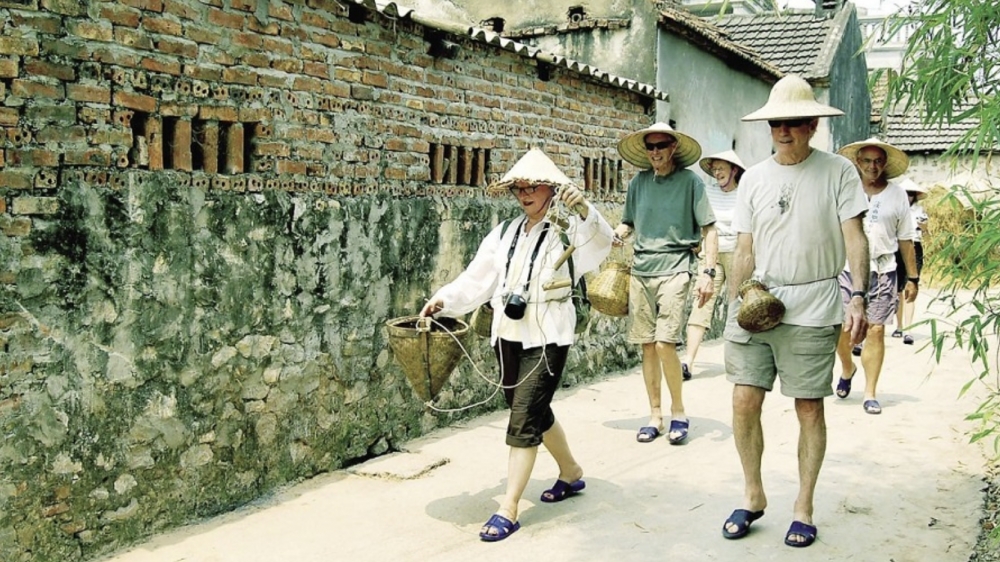 Mùa Hà Nội hút khách thập phương