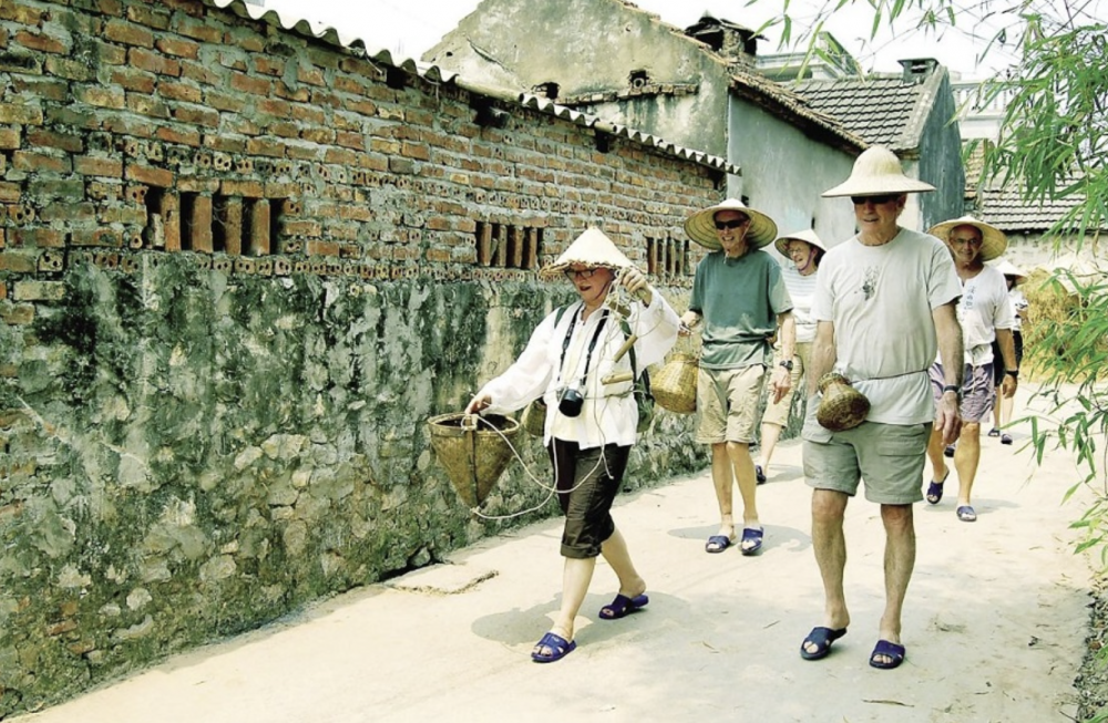 Mùa Hà Nội hút khách thập phương