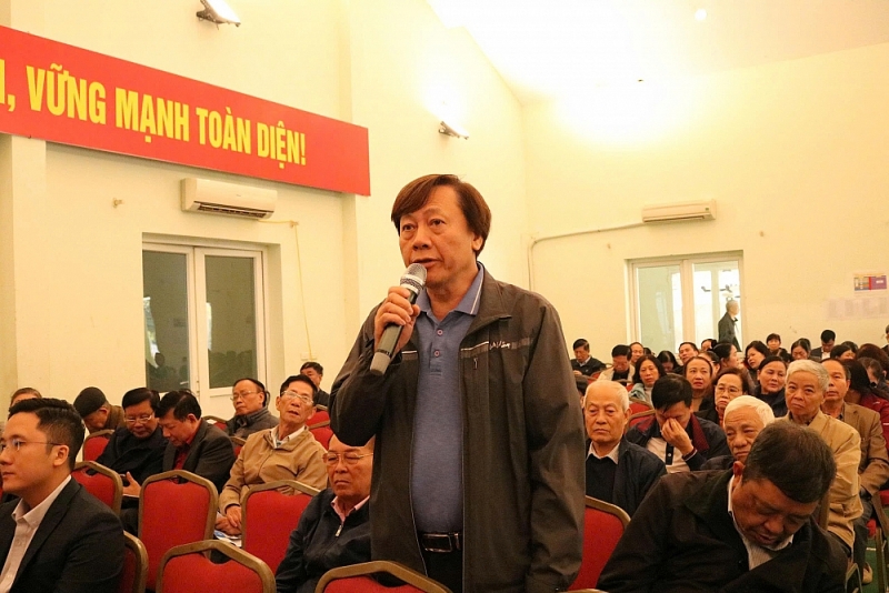 Cử tri nêu ý kiến tại buổi tiếp xúc