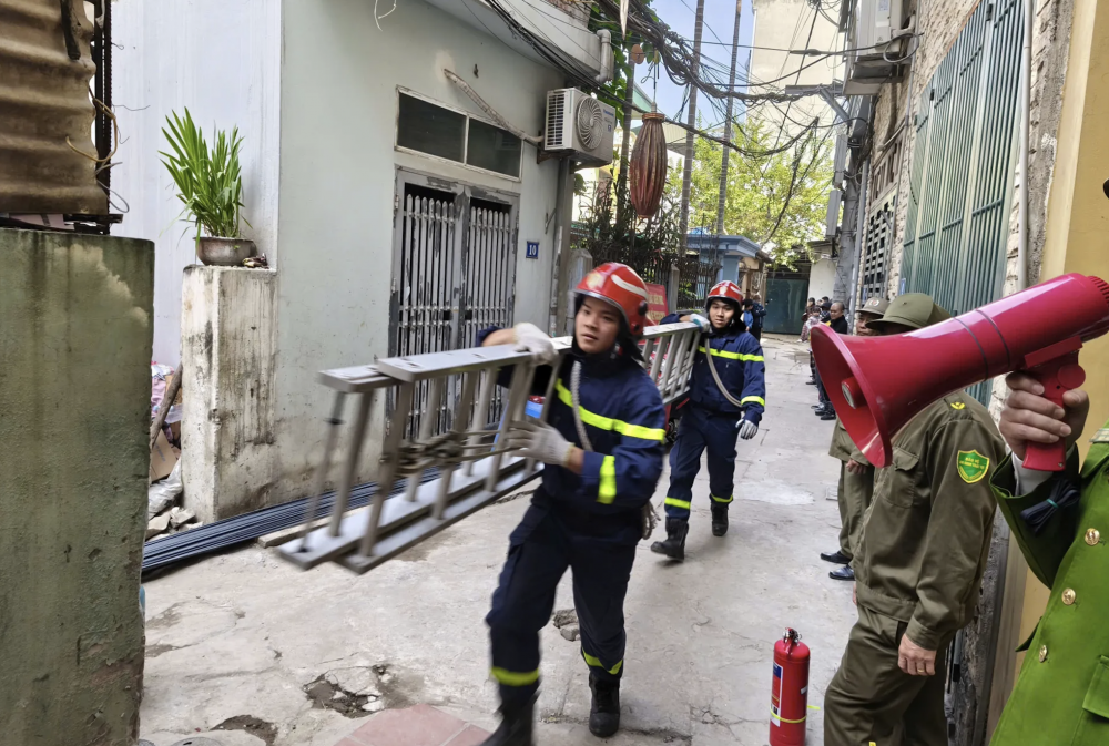 Các lực lượng chữa cháy chuyên nghiệp tham gia diễn tập Các lực lượng chữa cháy chuyên nghiệp tham gia diễn tập