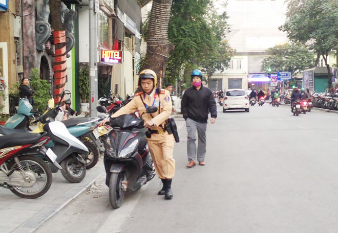 ha noi xu ly nghiem xe may di nguoc chieu tren pho yet kieu