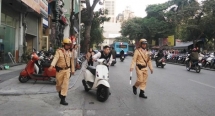 ha noi xu ly nghiem xe may di nguoc chieu tren pho yet kieu