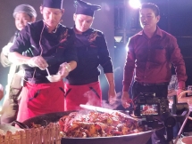 Chảo cua rang me khổng lồ trong đêm biểu diễn ẩm thực Cà Mau
