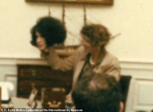 Đặc vụ CIA lột mặt nạ cải trang trước sự ngỡ ngàng của quan khách Nhà Trắng