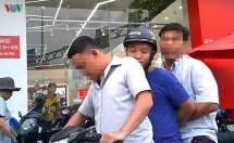 tuoc quan tich bat thieu uy cong an cuong doat tai san cua nam sinh