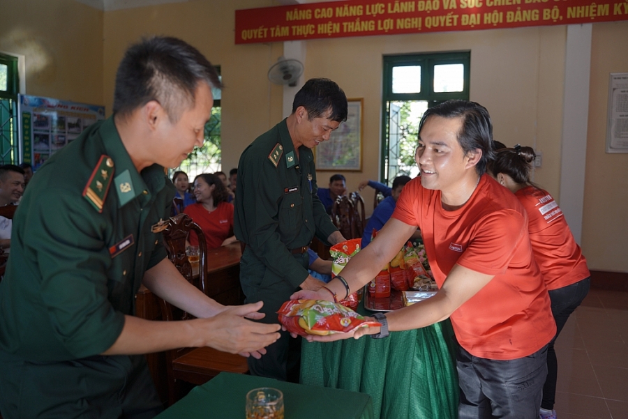 Trần Đặng Đăng Khoa gửi tặng các cán bộ chiến sĩ những đặc sản làm quà giao lưu