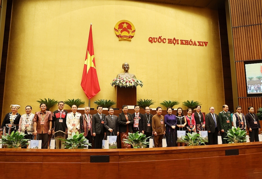 Chủ tịch Quốc hội Nguyễn Thị Kim Ngân và Phó Chủ tịch Thường trực Quốc hội Tòng Thị Phóng tặng quà cho các đại biểu