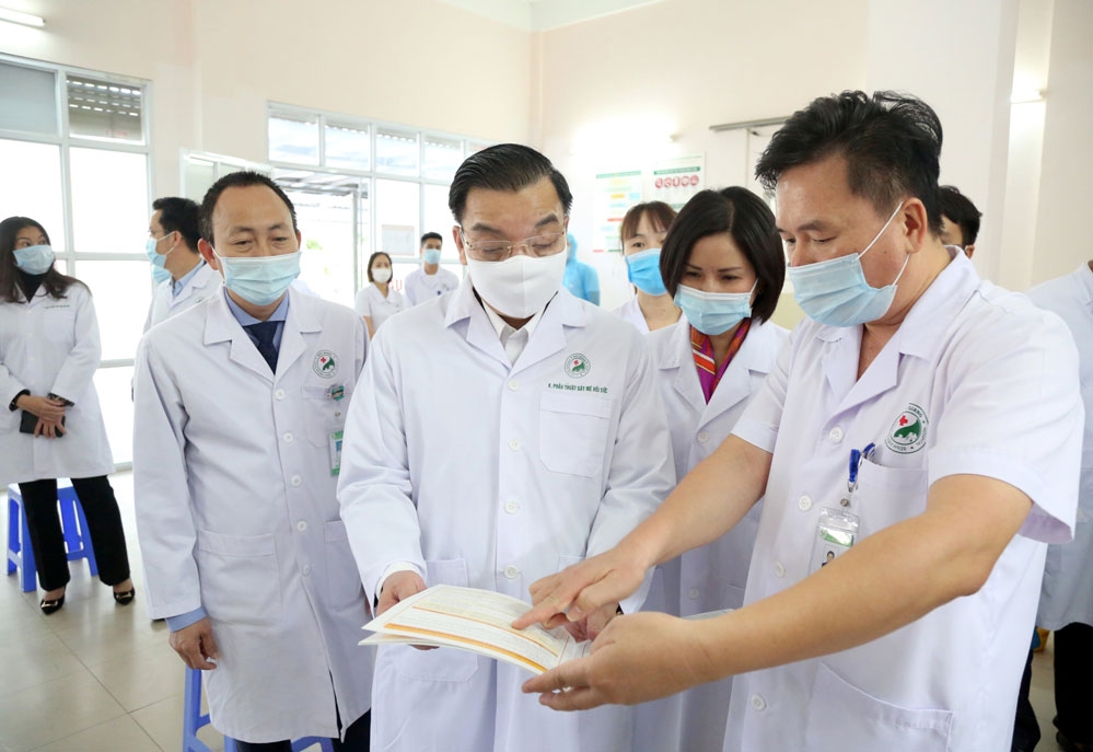 Chủ tịch UBND thành phố Hà Nội Chu Ngọc Anh và đoàn công tác thành phố kiểm tra phòng, chống dịch Covid-19 tại Bệnh viện Đa khoa Đức Giang