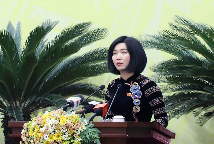 Phó Chủ tịch HĐND TP Phùng Thị Hồng Hà báo cáo tại kỳ họp