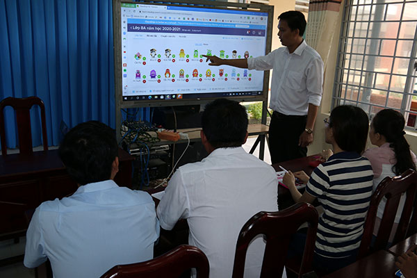 Thầy Huỳnh Hoàng Voi hướng dẫn giáo viên nhà trường ứng dụng công nghệ thông tin trong giảng dạy