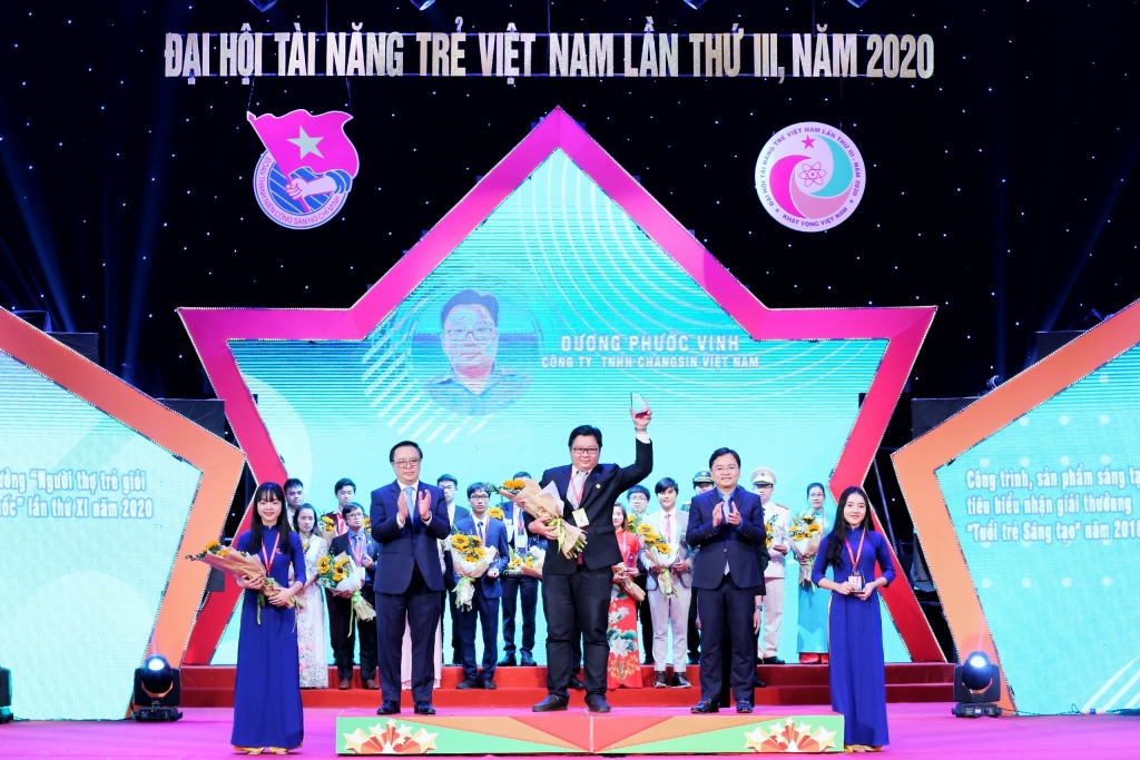 Trưởng ban Đối ngoại Trung ương Hoàng Bình Quân và Bí thư thứ nhất Trung ương Đoàn Nguyễn Anh Tuấn trao phần thưởng tới các tài năng trẻ