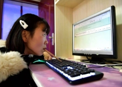 Cô gái khuyết tật ngậm que gỗ viết 12 cuốn tiểu thuyết