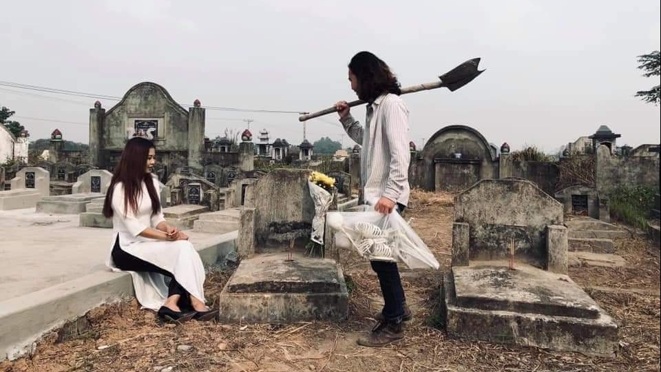 Chụp ảnh cưới tại nghĩa trang: Bộ ảnh độc lạ hay làm phiền cộng đồng?