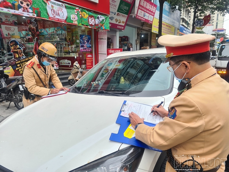 Cán bộ Đội CSGT số 7 ghi thông tin phương tiện vi phạm