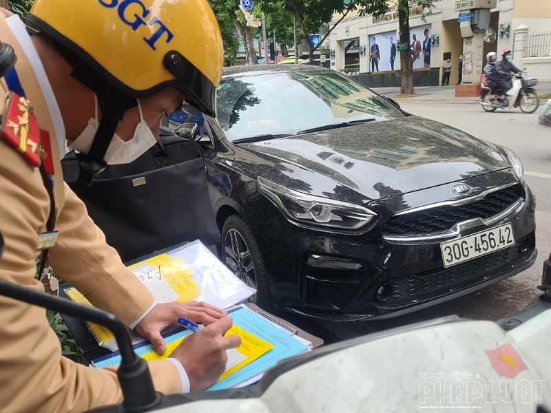 Cán bộ Đội CSGT số 1 lập biên bản để phạt nguội khi đã thông báo tìm chủ xe bằng loa