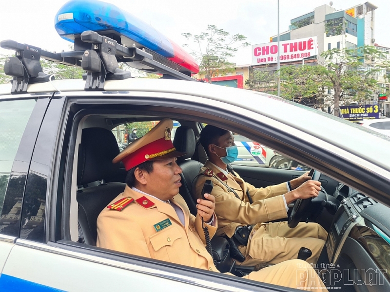 Thông báo tìm chủ xe vi phạm đỗ, dừng không đúng quy định qua loa