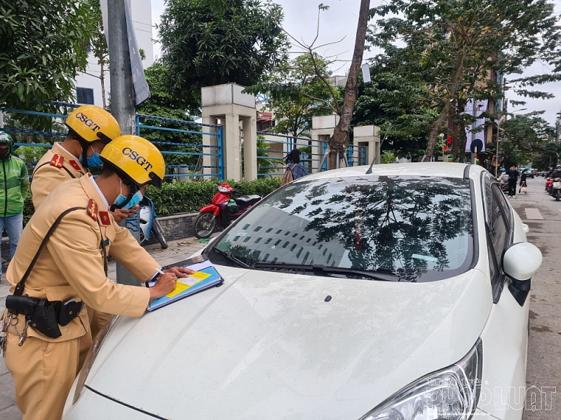 Dán giấy vàng lên xe – CSGT Hà Nội “mạnh tay” phạt nguội “Tết Covid” – tai nạn giao thông giảm 3 tiêu chí
