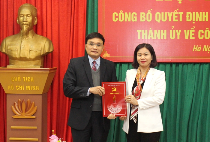 Phó Bí thư Thường trực Thành ủy Hà Nội Nguyễn Thị Tuyến trao Quyết định cho đồng chí Nguyễn Trường Sơn