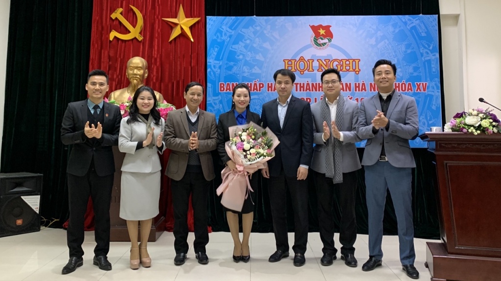 Các đồng chí lãnh đạo Trung ương Đoàn, ban Dân vận Thành ủy cùng Thường trực Thành đoàn Hà Nội tặng hoa chúc mừng đồng chí Bùi Lan Phương