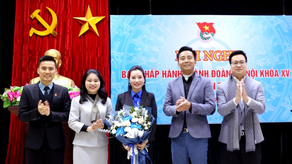 Thường trực Thành đoàn Hà Nội tặng hoa chúc mừng đồng chí Bùi Lan Phương