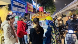 Cách tìm niềm vui rất riêng của giới trẻ Hà thành trong đêm đông giá buốt