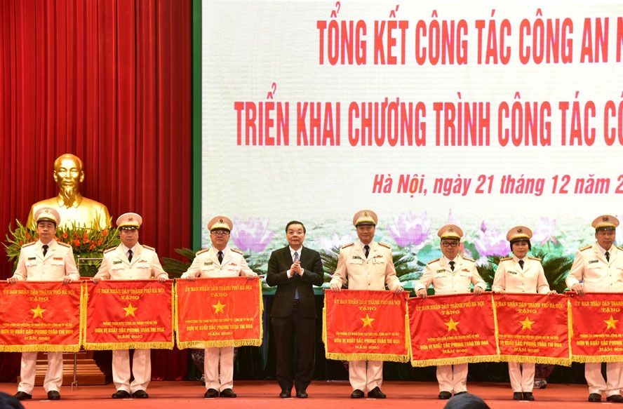 Chủ tịch UBND thành phố Hà Nội Chu Ngọc Anh tặng Bằng khen của UBND thành phố Hà Nội cho các đơn vị có thành tích xuất sắc trong phong trào thi đua năm 2020