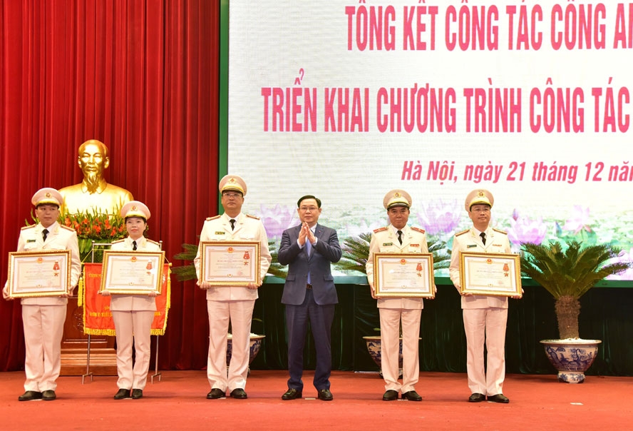 Bí thư Thành ủy Hà Nội Vương Đình Huệ trao Huân chương chiến công hạng Nhì, hạng Ba cho các cá nhân và tập thể