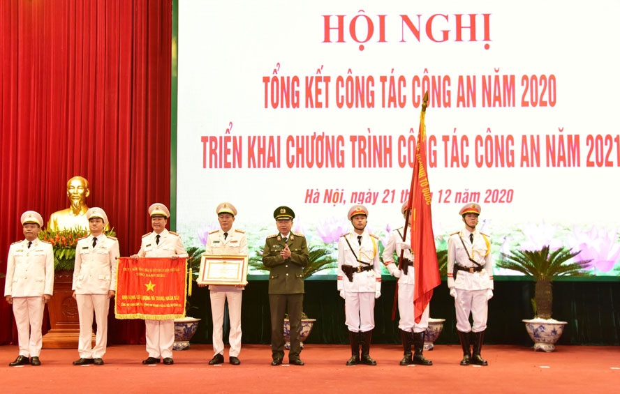 Bộ trưởng Bộ Công an Tô Lâm trao danh hiệu Anh hùng lực lượng vũ trang nhân dân tặng Công an quận Long Biên (Hà Nội)