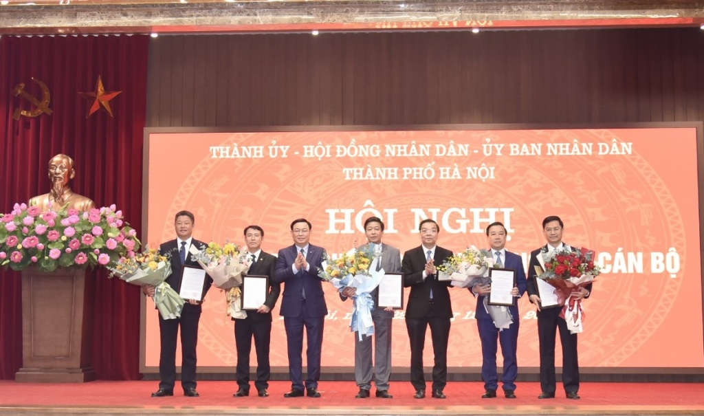 Bí thư Thành ủy Vương Đình Huệ và Chủ tịch UBND TP Chu Ngọc Anh tặng hoa chúc mừng các tân Phó Chủ tịch UBND TP Hà Nội