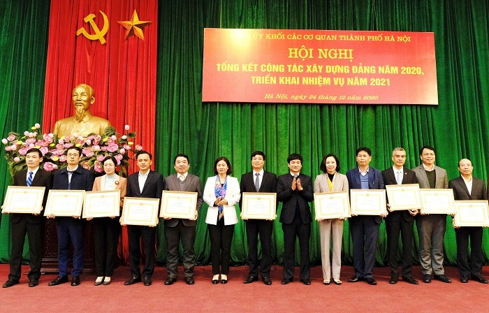 Phó Bí thư Thường trực Thành ủy Nguyễn Thị Tuyến và Bí thư ĐUK Các cơ quan Nguyễn Doãn Hoàn trao khen thưởng cho các tập thể xuất sắc