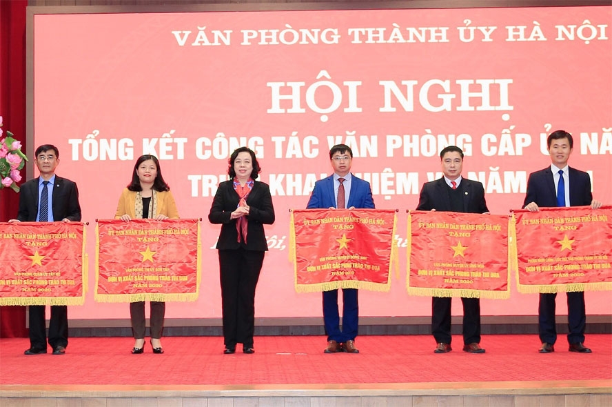 Phó Bí thư Thường trực Thành ủy Hà Nội khóa XVI, theo dõi hướng dẫn Đảng bộ thành phố Hà Nội Ngô Thị Thanh Hằng trao Cờ thi đua của UBND thành phố Hà Nội cho các đơn vị có thành tích xuất sắc năm 2020.