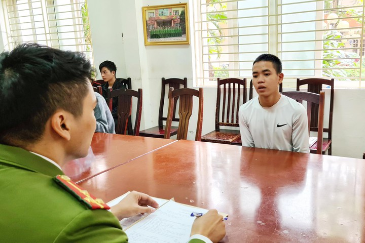 Thiếu tiền hát karaoke, nhóm thanh niên đánh người cướp điện thoại