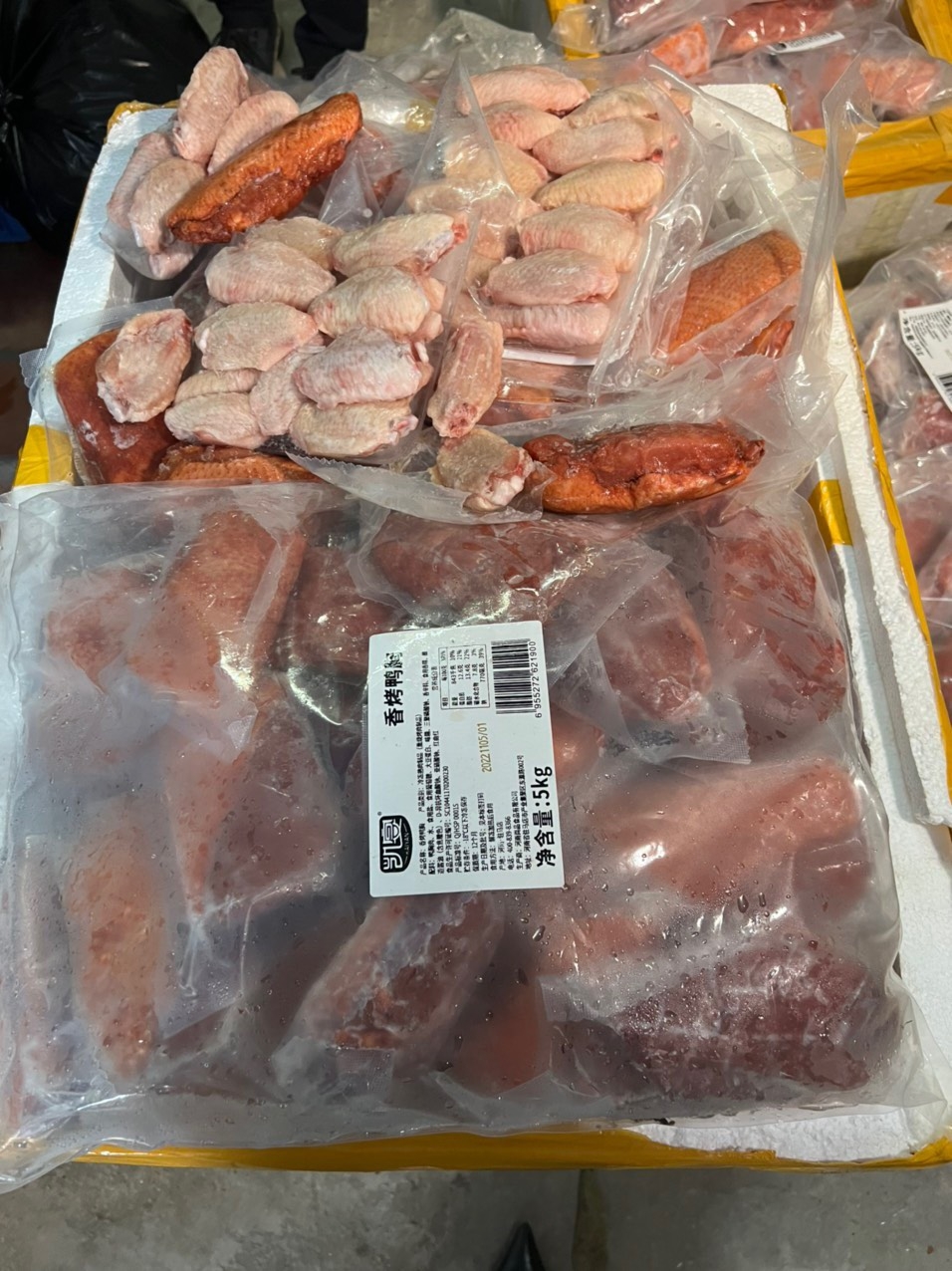Ức vịt và cánh gà không có nguồn gốc xuất xứ, bao bì in chữ nước ngoài được tuồn vào thị trường