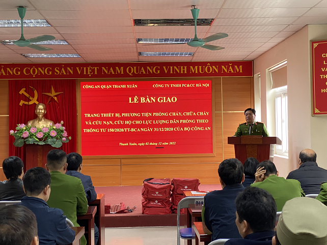 Thượng tá Nguyễn Văn Thắng phát biểu tại Lễ bàn bàn giao trang thiết bị PCCC&amp;amp;CNCH cho lực lượng dân phòng