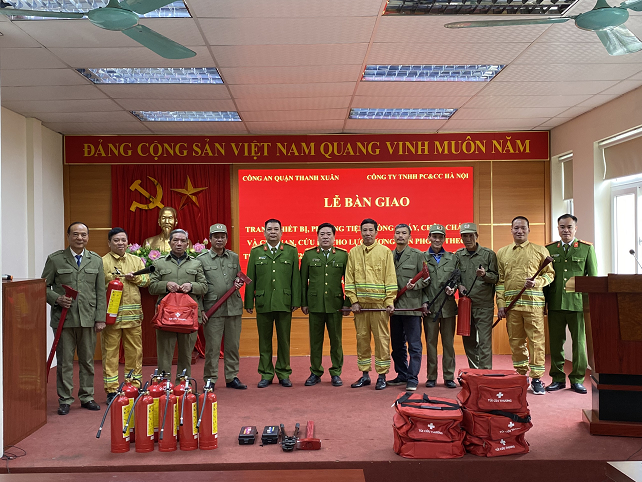 Đại diện Đội dân phòng 11 phường trên địa bàn quận Thanh Xuân nhận trang thiêt bi PCCC&amp;amp;CNCH