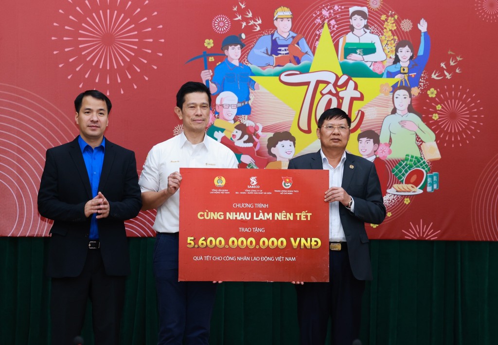 Đại diện SABECO cũng đã trao tặng biểu trưng tặng 5,6 tỉ đồng cho công nhân lao động Việt Nam.