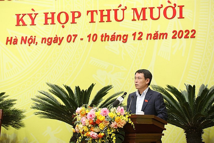 Phó Chủ tịch UBND Thành phố Nguyễn Trọng Đông trình bày Tờ trình của UBND Thành phố về danh mục các dự án thu hồi đất năm 2023