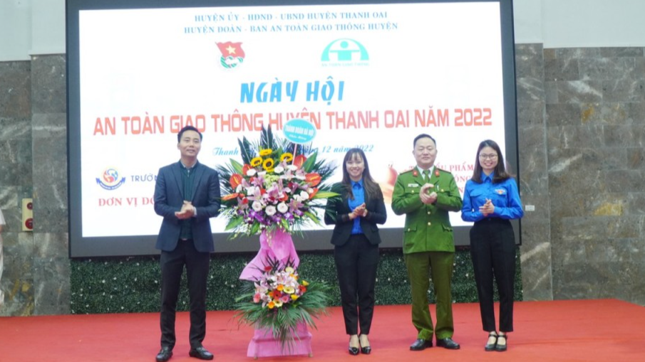 Đồng chí Nguyễn Đức Tiến tặng hoa chúc mừng Ngày hội “An toàn giao thông huyện Thanh Oai năm 2022”