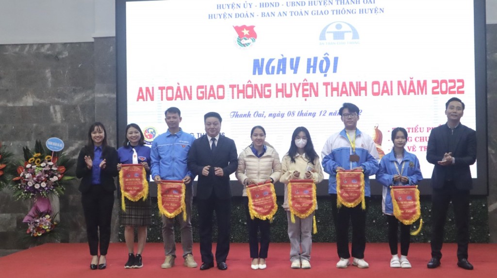 các đồng chí lãnh đạo Thành đoàn, lãnh đạo Huyện ủy huyện Thanh Oai tặng cờ lưu niệm các đơn vị dự thi tiểu phẩm tại Ngày hội