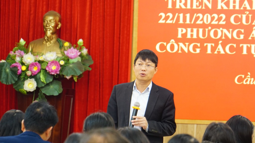 Ông Trần Việt Hà, Phó Chủ tịch UBND quận Cầu Giấy quán triệt tại hội nghị