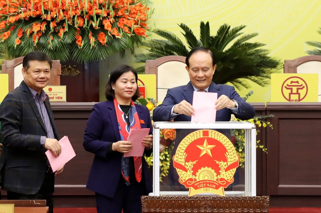 Các đại biểu HĐND TP tiến hành bỏ phiếu kiện toàn các chức danh thuộc thẩm quyền HĐND TP Hà Nội