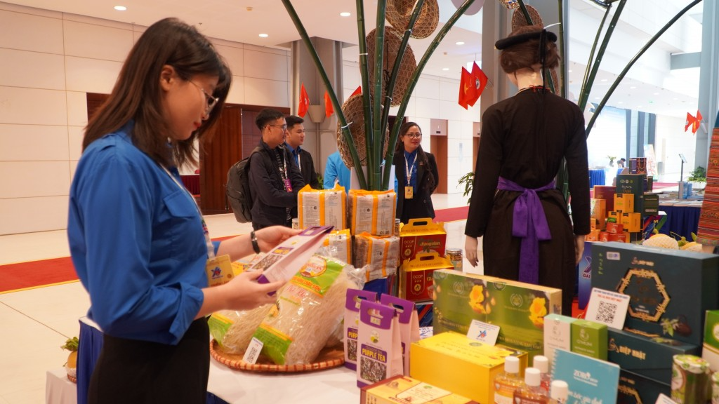 Bạn trẻ tham quan gian hàng trưng bày các sản phẩm nông nghiệp Bắc Giang