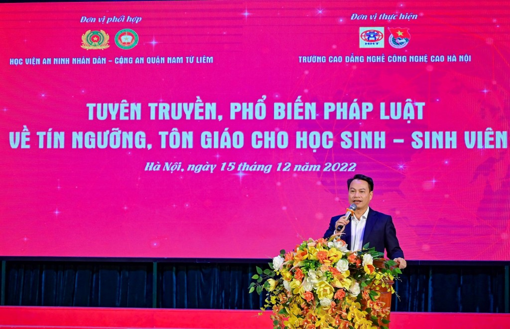 Tiến sĩ Trần Xuân Ngọc, Phó Hiệu trưởng phụ trách nhà trường phát biểu tại buổi tuyên truyền.